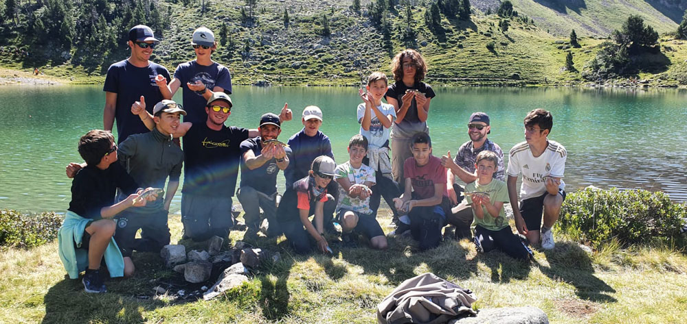 Adolescents en initiation pêche dans un lac de montagne des Pyrénées