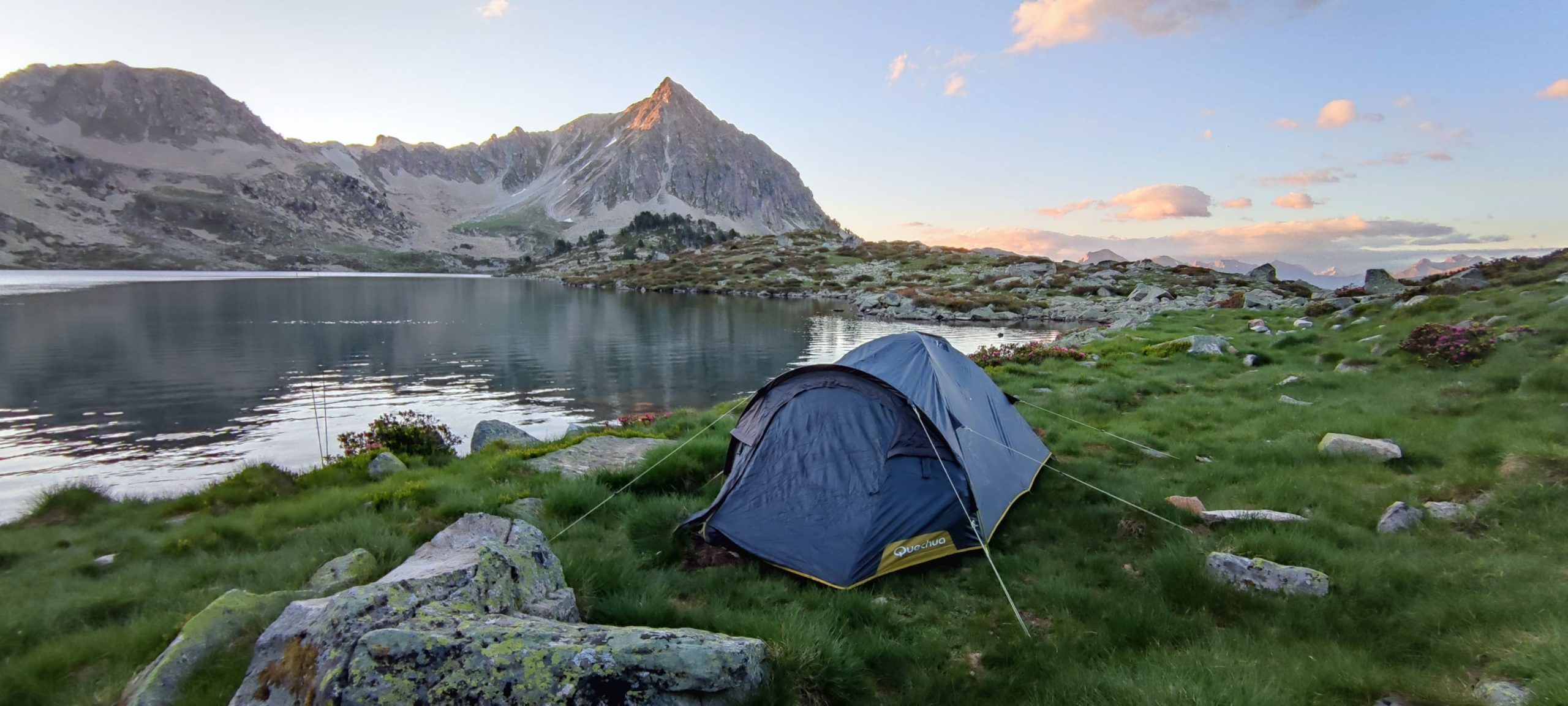 Bivouac pêche adolescents dans les Pyrénées