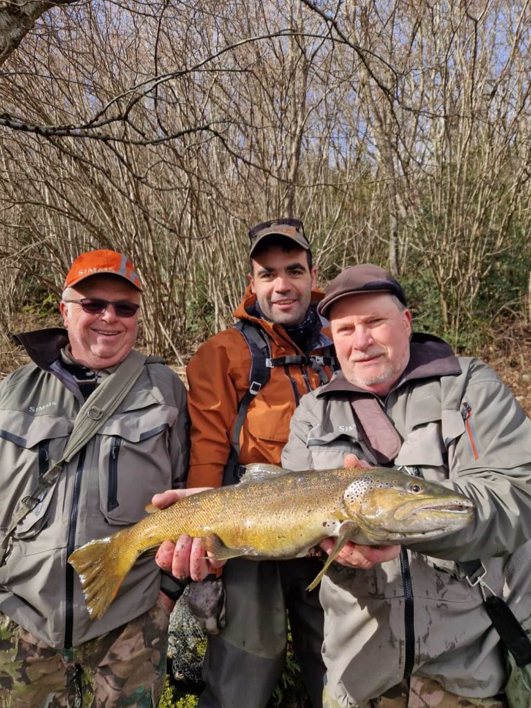 prise-truite-avec-guide-pyrenees Pêcheur heureux avec une truite, sortie guidée dans les Pyrénées